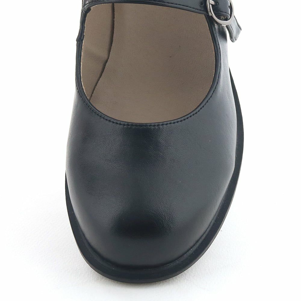 少し幅広のラウンドトゥ。指先もゆったりです