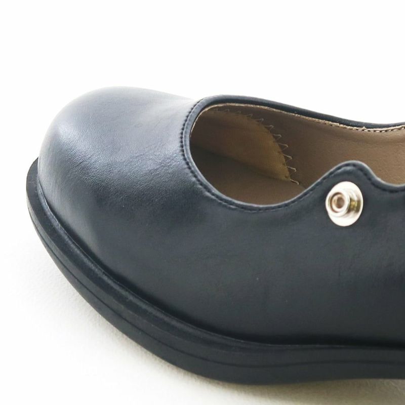 つま先裏にはスポンジ生地を貼り、指へのあたりをソフトに