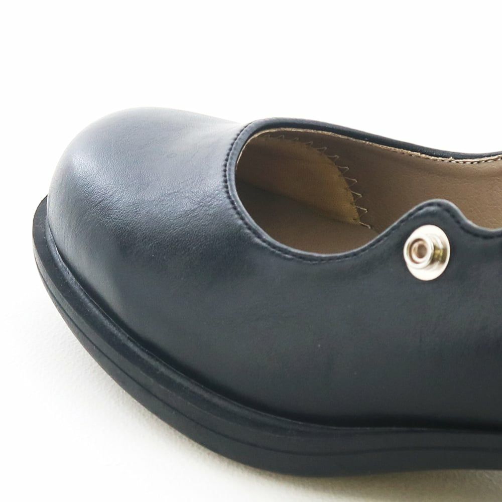 つま先裏にはスポンジ生地を貼り、指へのあたりをソフトに