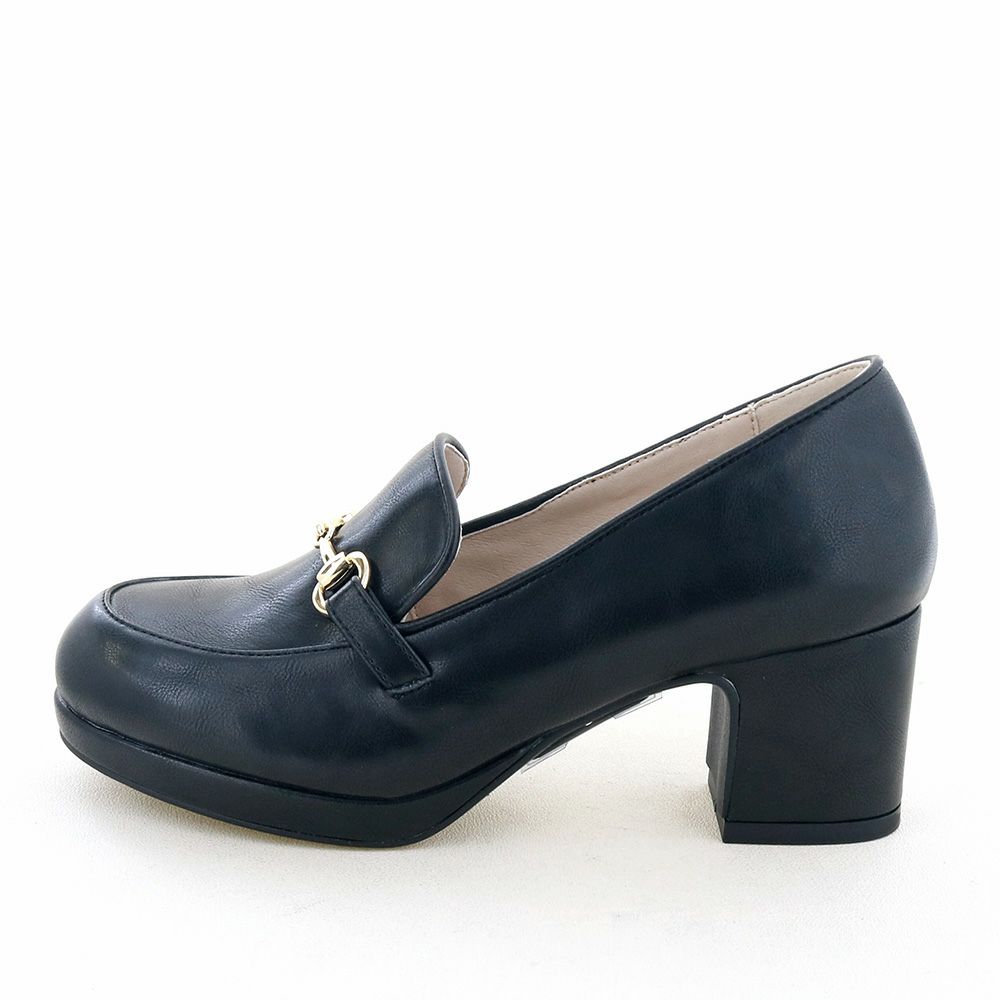 オンオフ問わず使えるローファーパンプス