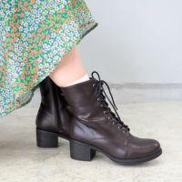 ダークブラウン