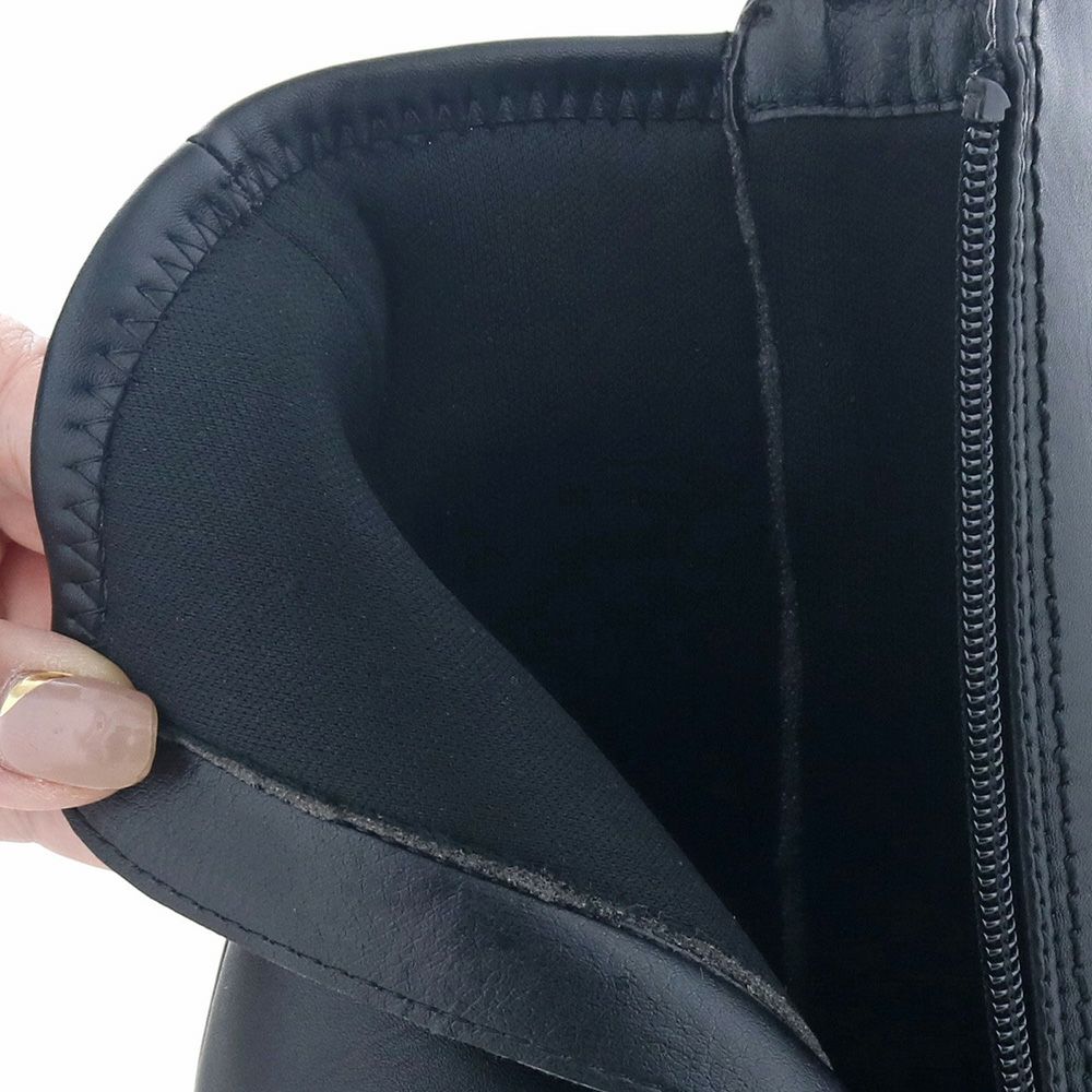 シャフトにストレッチ材を使いやわらかな足あたりを実現