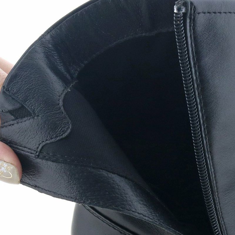 足に触れる裏地はさらりとした肌触りの生地を使用