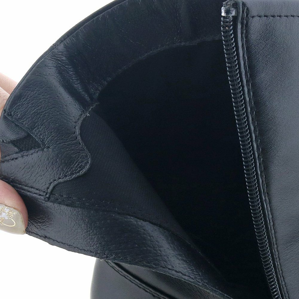 足に触れる裏地はさらりとした肌触りの生地を使用