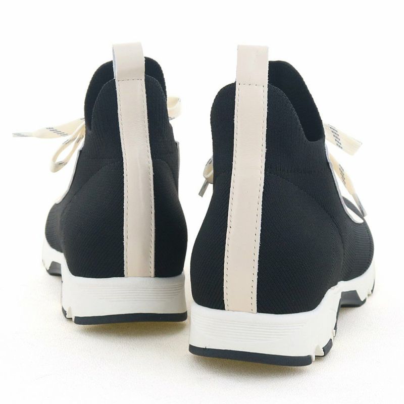 ハイカットで足首まで覆う、ホールド感も魅力