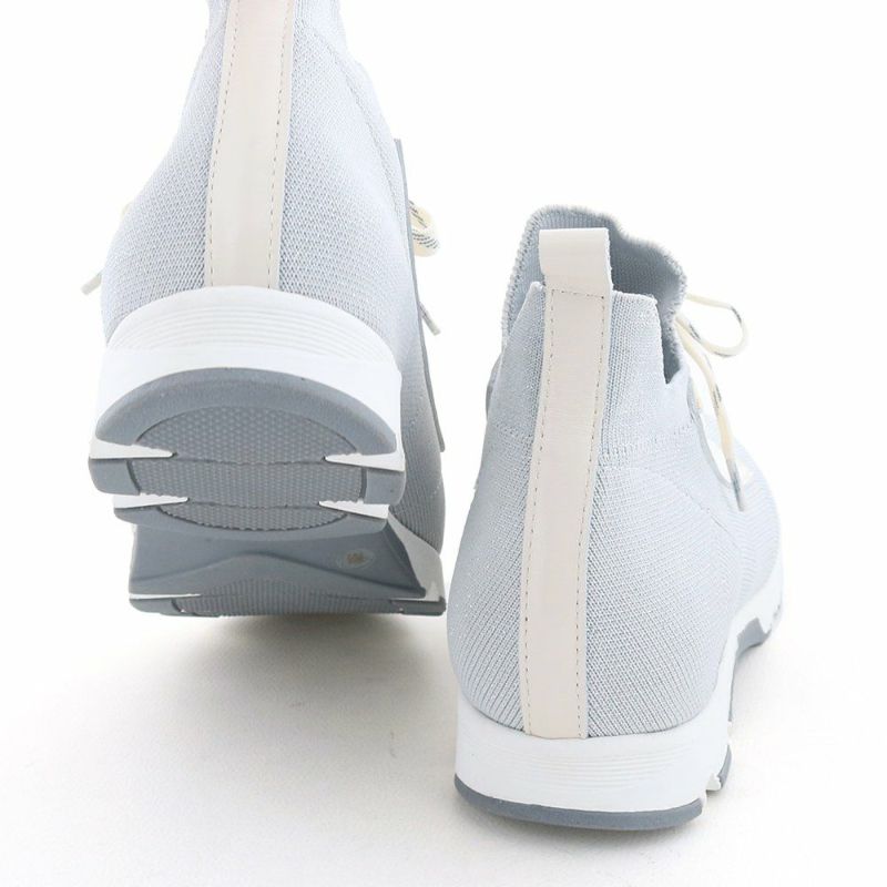 ホワイト×グレーのソールも軽やか