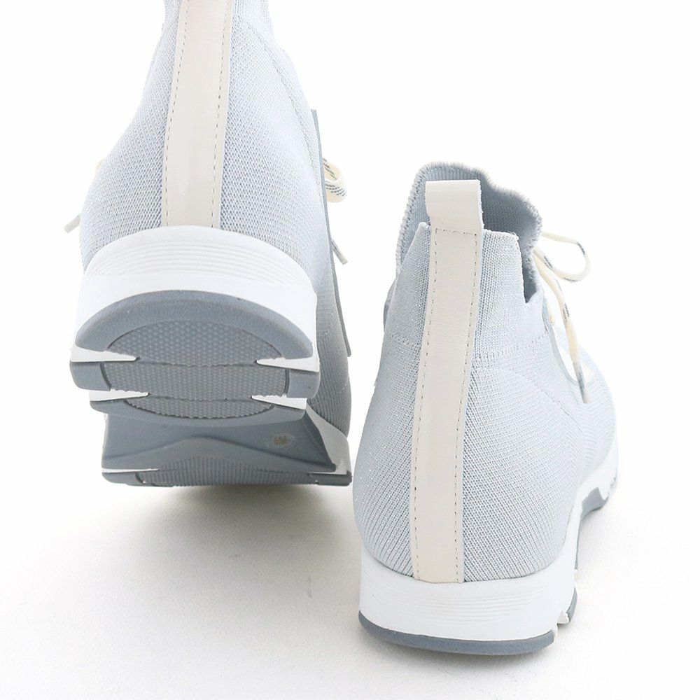 ホワイト×グレーのソールも軽やか