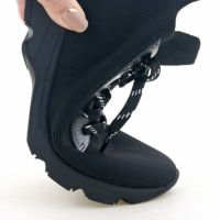 足の動きに合わせて屈曲するソールで歩行もしやすい