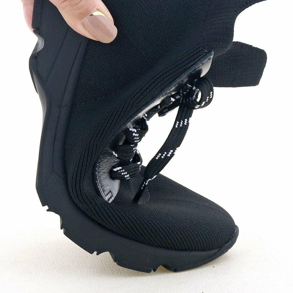 足の動きに合わせて屈曲するソールで歩行もしやすい