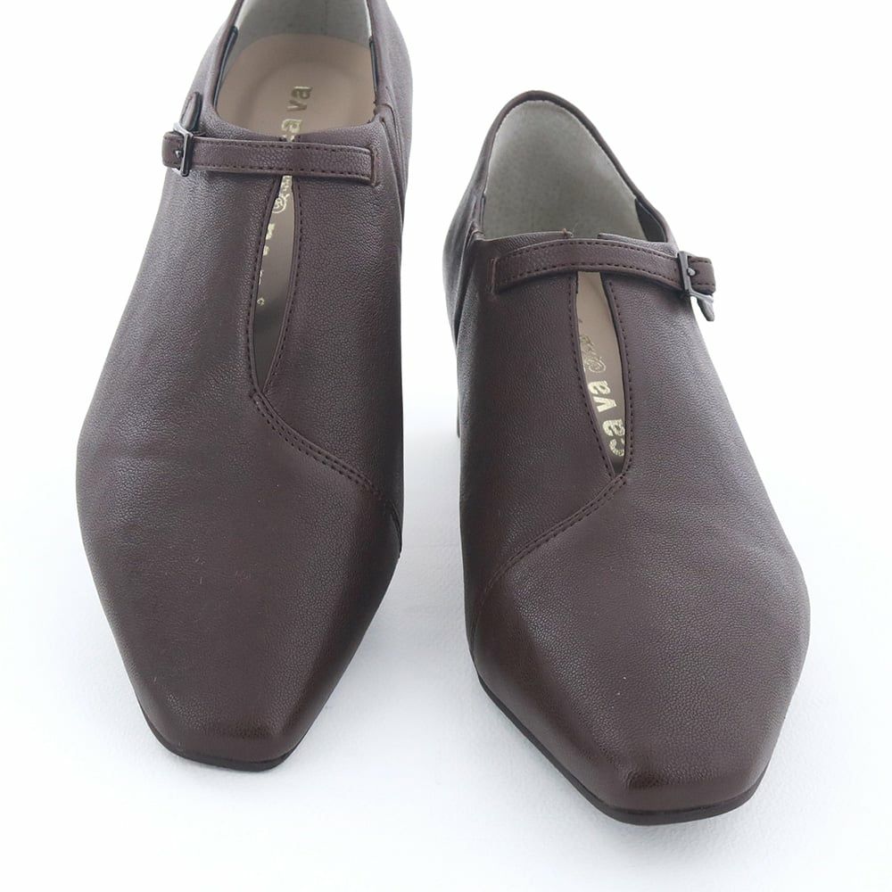 深めのバランスに小さなベルトがワンポイント