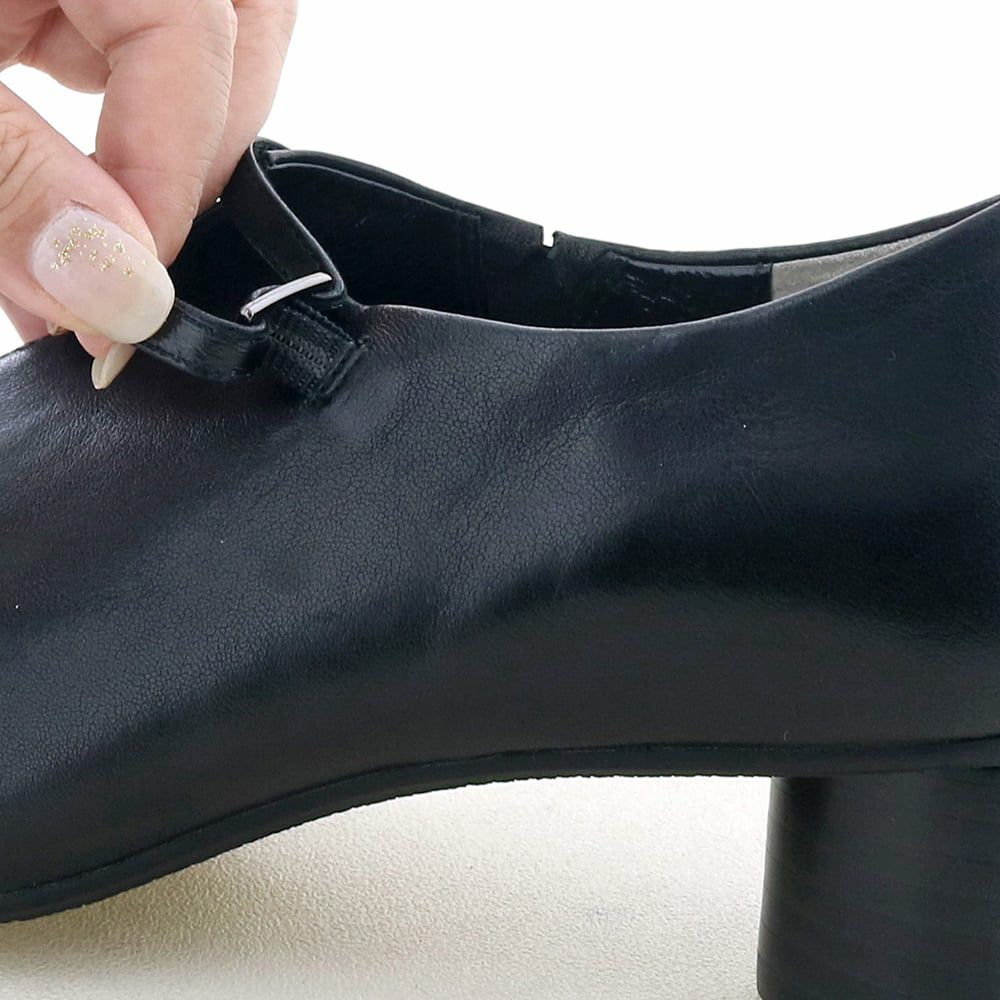 ベルト裏はゴムをあしらい、着脱がスムーズに