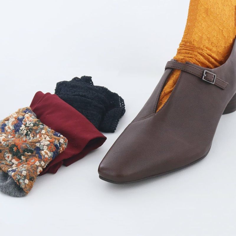 開きのあるカッティングで靴下との相性◎　ソックスコーデを楽しんで
