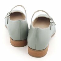 フラットに近いローヒールで気軽に履けるデザイン