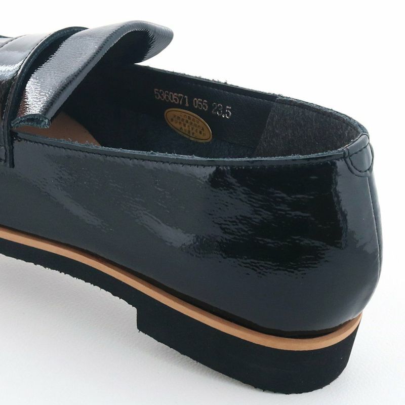 ソールにあしらったベージュラインがほどよいアクセントに