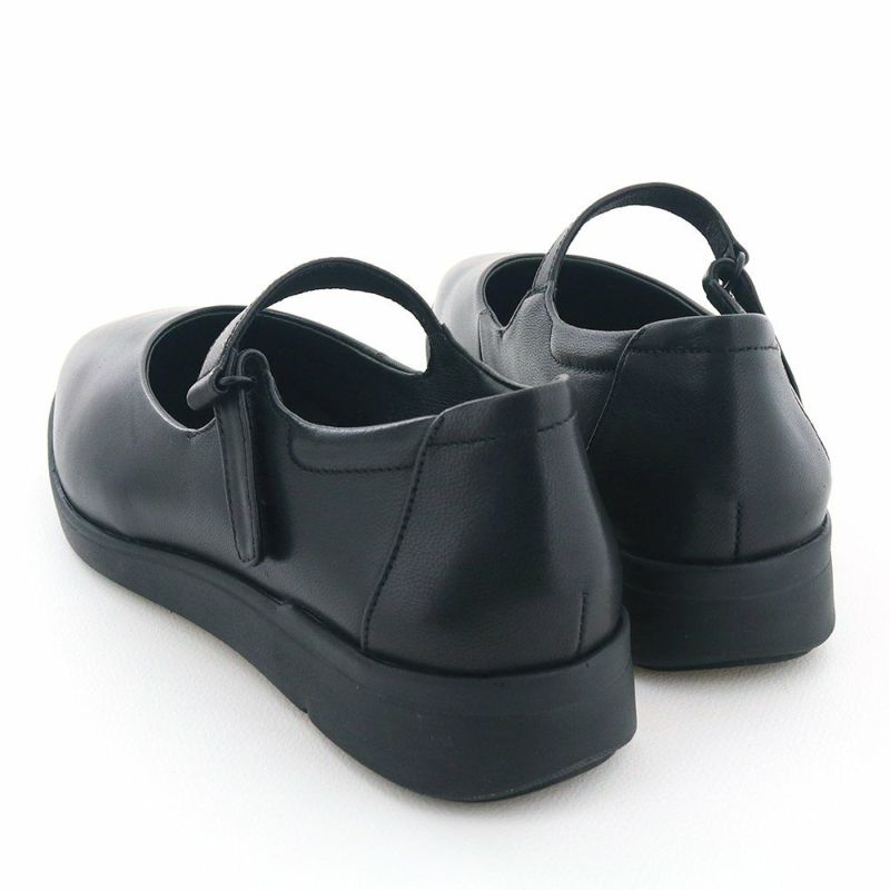 スニーカーライクな履き心地に、撥水加工で軽い雨もOK　欲しかったのはこんな利便性　※撥水加工はブラックのみ