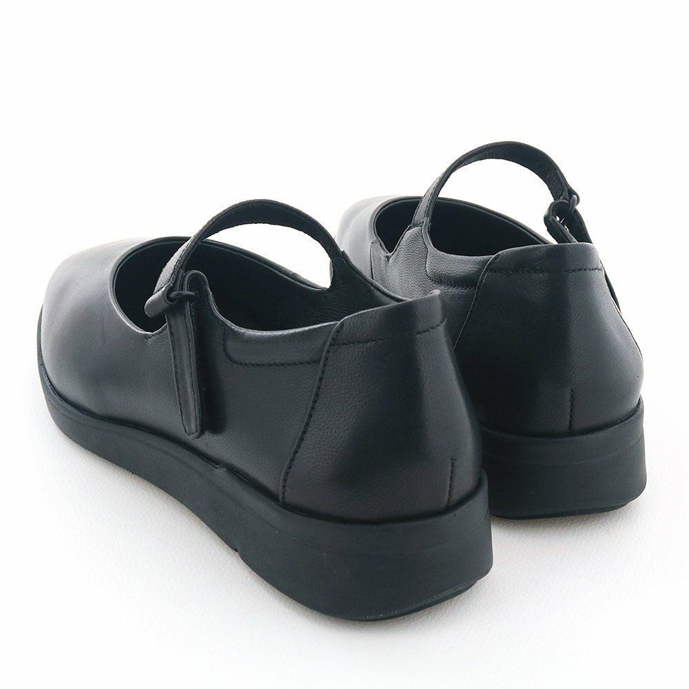 スニーカーライクな履き心地に、撥水加工で軽い雨もOK　欲しかったのはこんな利便性　※撥水加工はブラックのみ