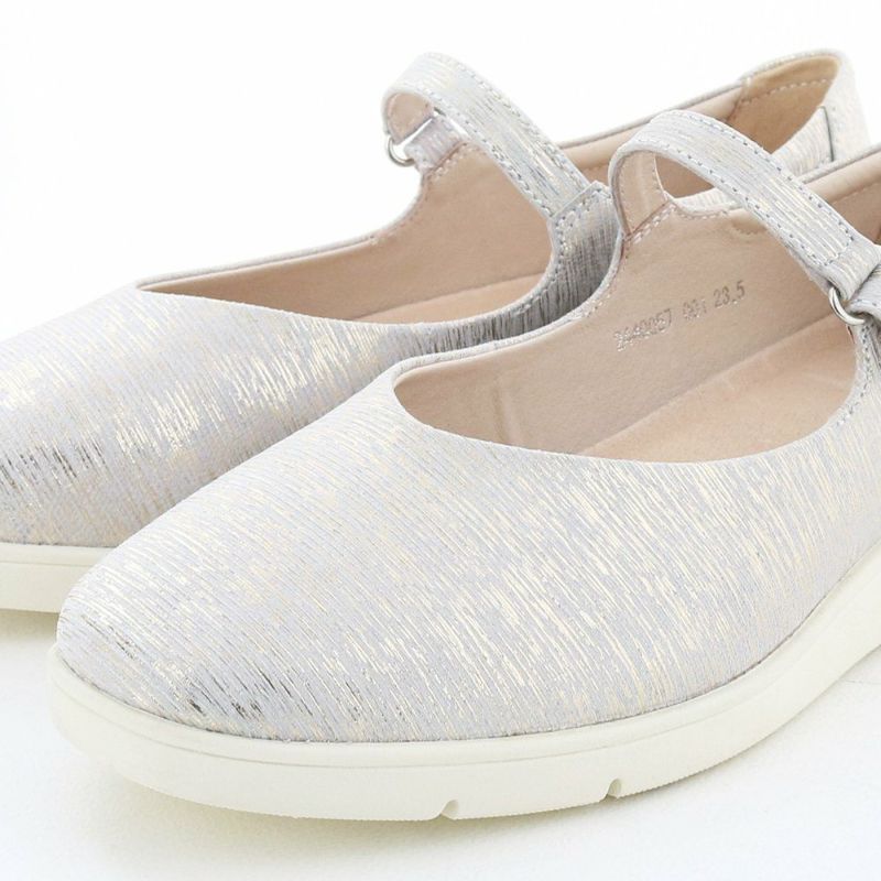 上品な光沢感のシルバーコンビはこの春の新色。華やかなシーンにも活躍しそう