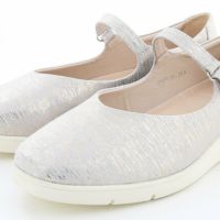 上品な光沢感のシルバーコンビはこの春の新色。華やかなシーンにも活躍しそう