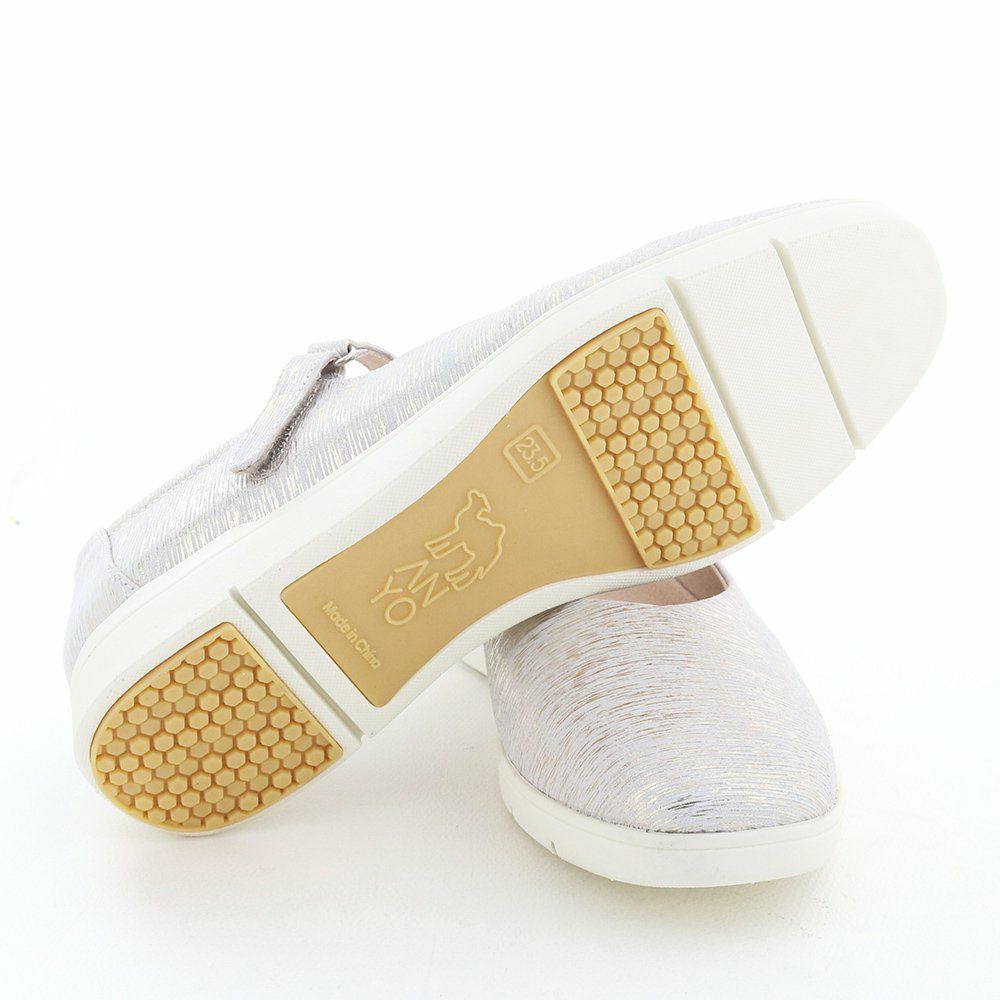 ソールは機能性重視。1日歩き回れます