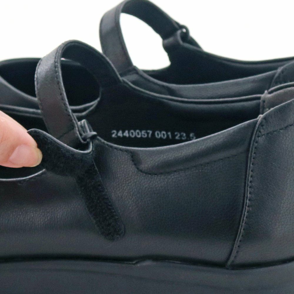 甲のベルトは面ファスナーで着脱もスムーズ