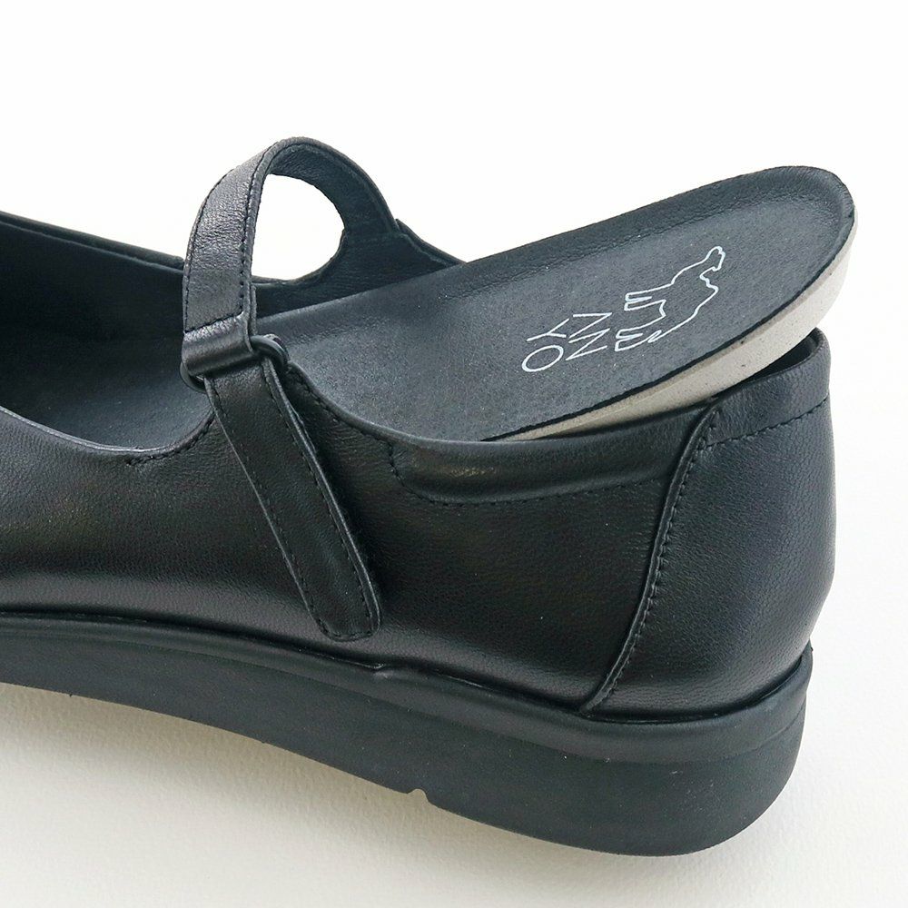 足裏をしっかり受け止める肉厚クッションのカップインソール