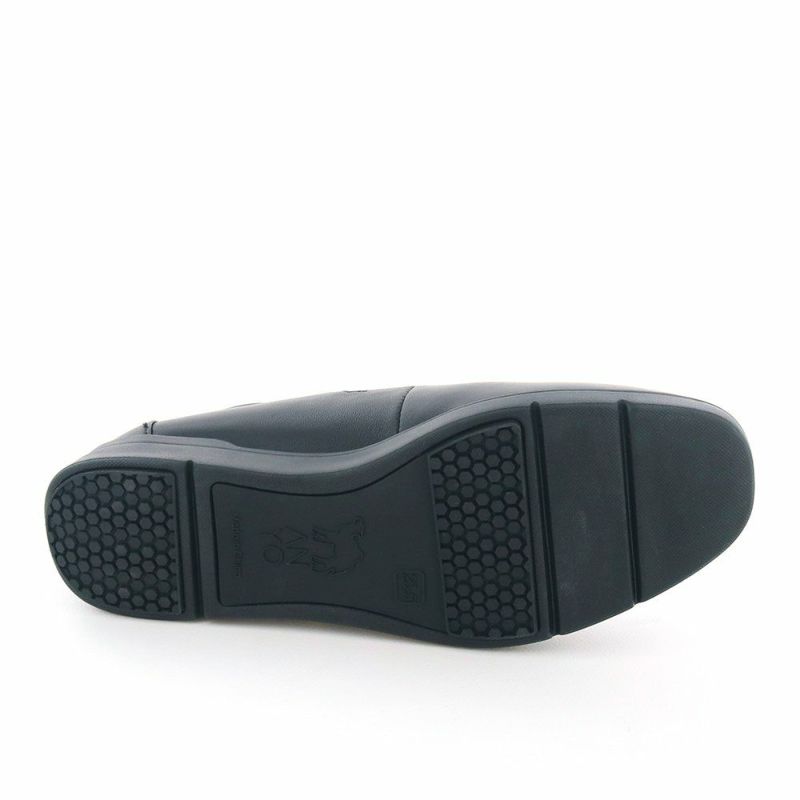 自然な1.5cm傾斜でフラットよりも歩行しやすいのもポイントです