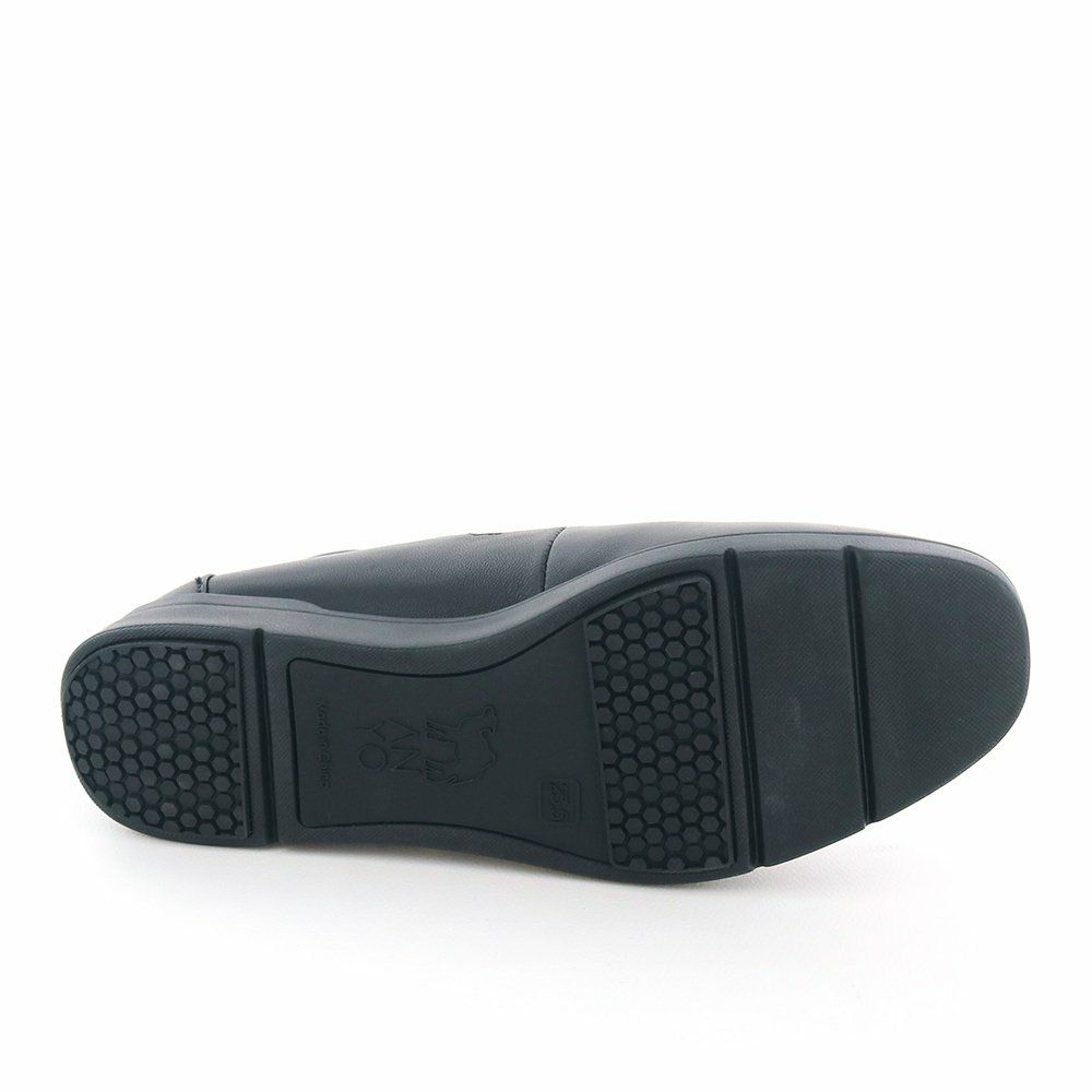 自然な1.5cm傾斜でフラットよりも歩行しやすいのもポイントです