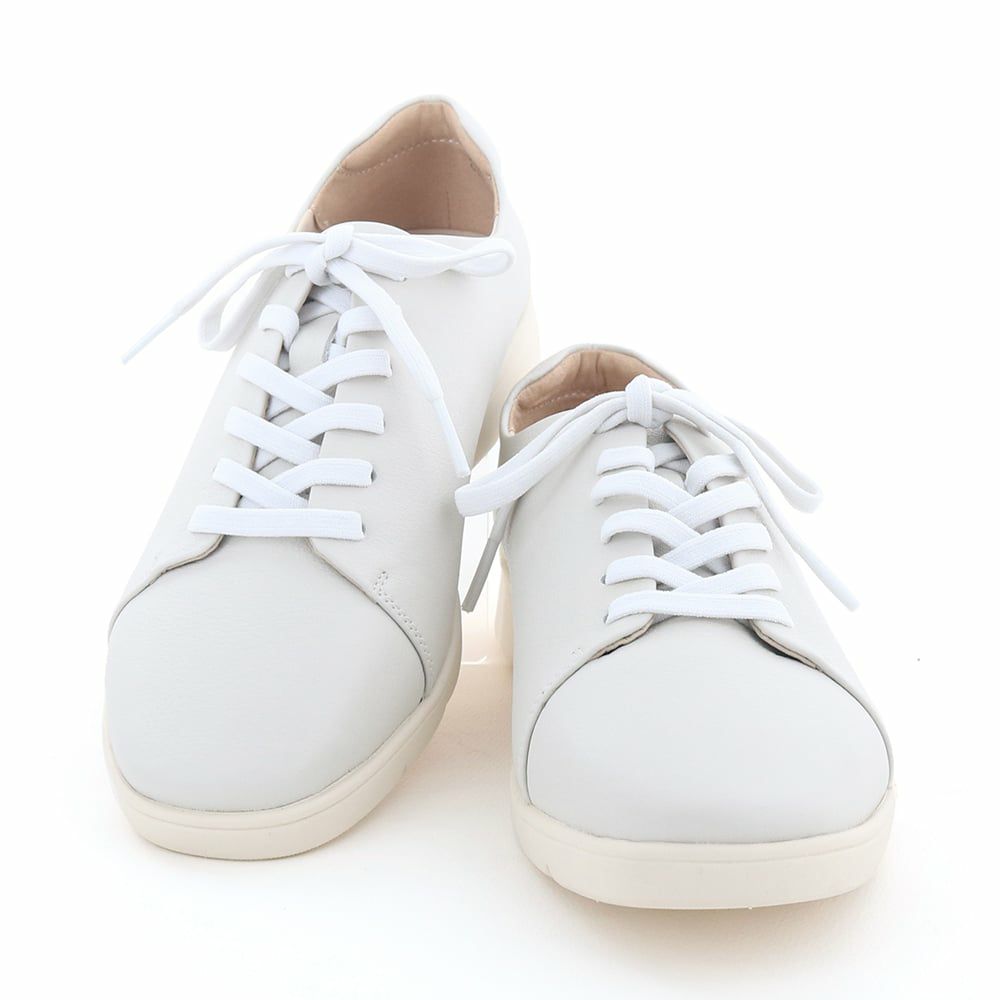 スニーカーの手軽さとレザーのきちんと感を併せ持つ万能な一足