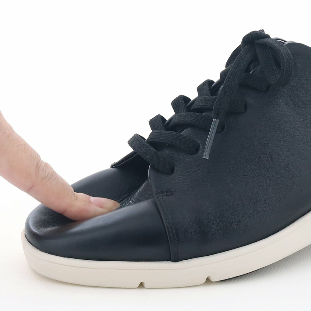 硬い芯を使わずソフトに仕立てた履き心地の良さも魅力