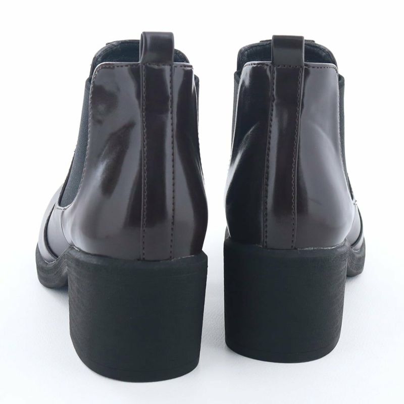 歩きやすさに定評のあるモールドソールでシューズと同じ履きやすさ