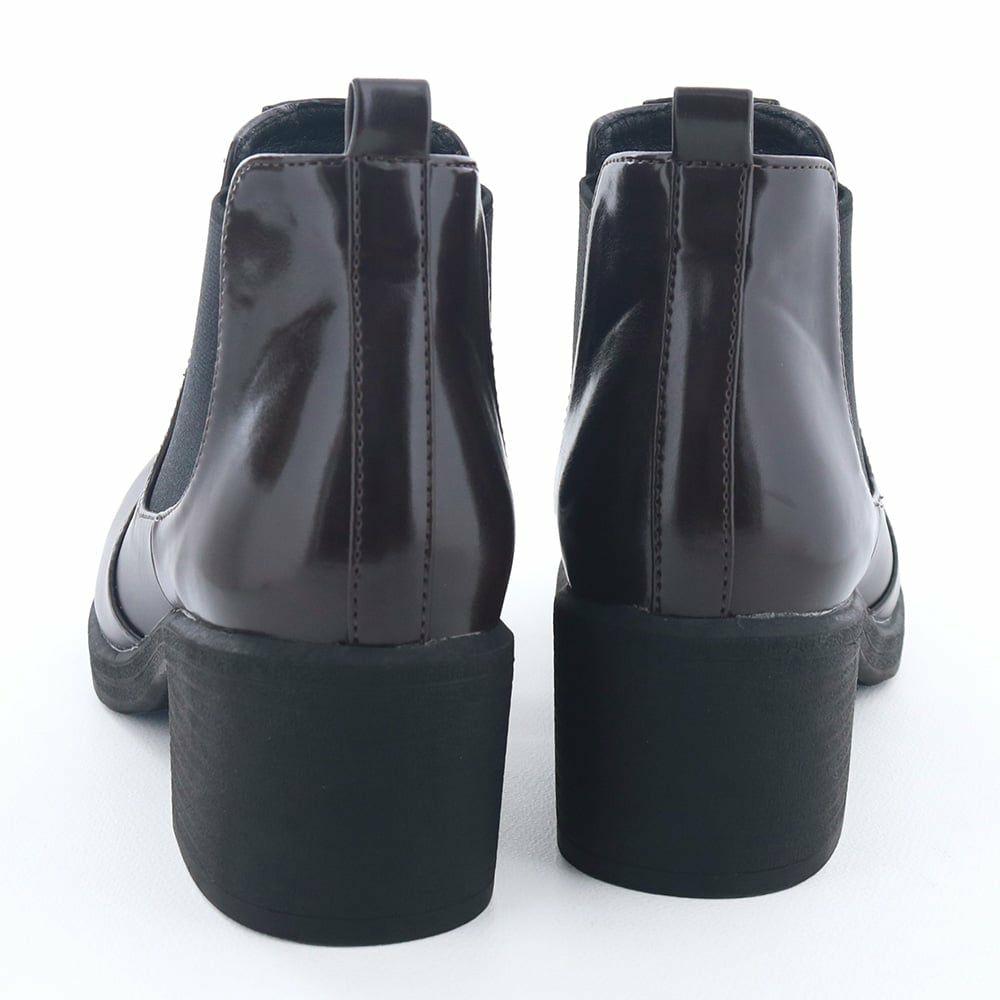 歩きやすさに定評のあるモールドソールでシューズと同じ履きやすさ