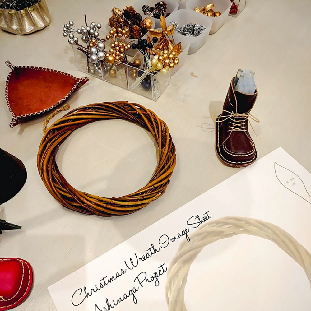 レザーリーフや飾りをお好みのバランスで貼り合わせるワークショップ