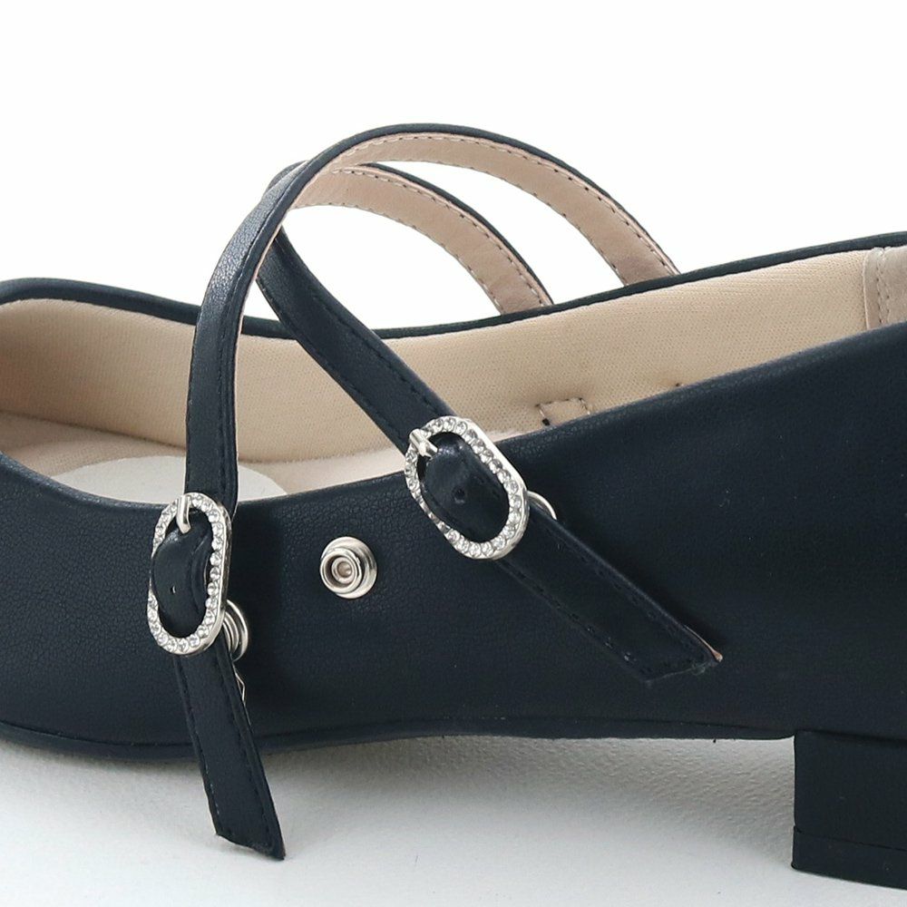 キラッと光るビジューバックルが足元のアクセントに