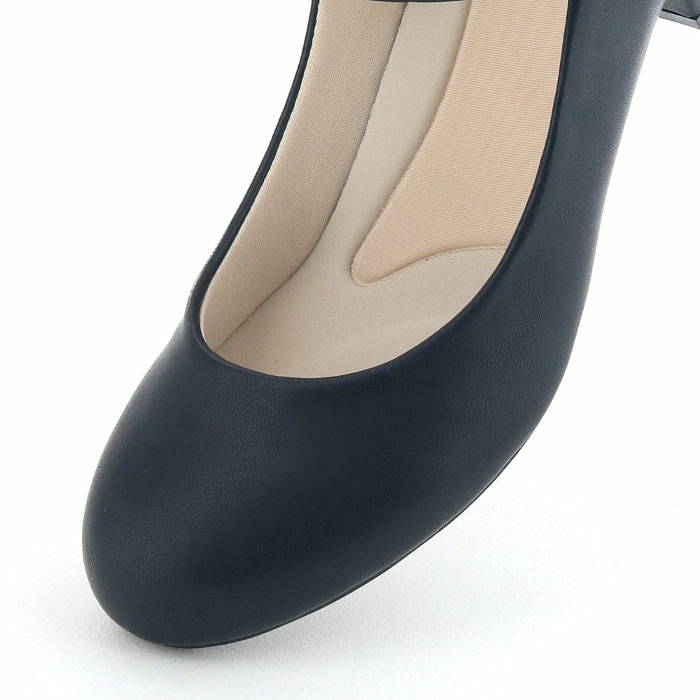 丸みのあるシルエットで、大人かわいい足元に