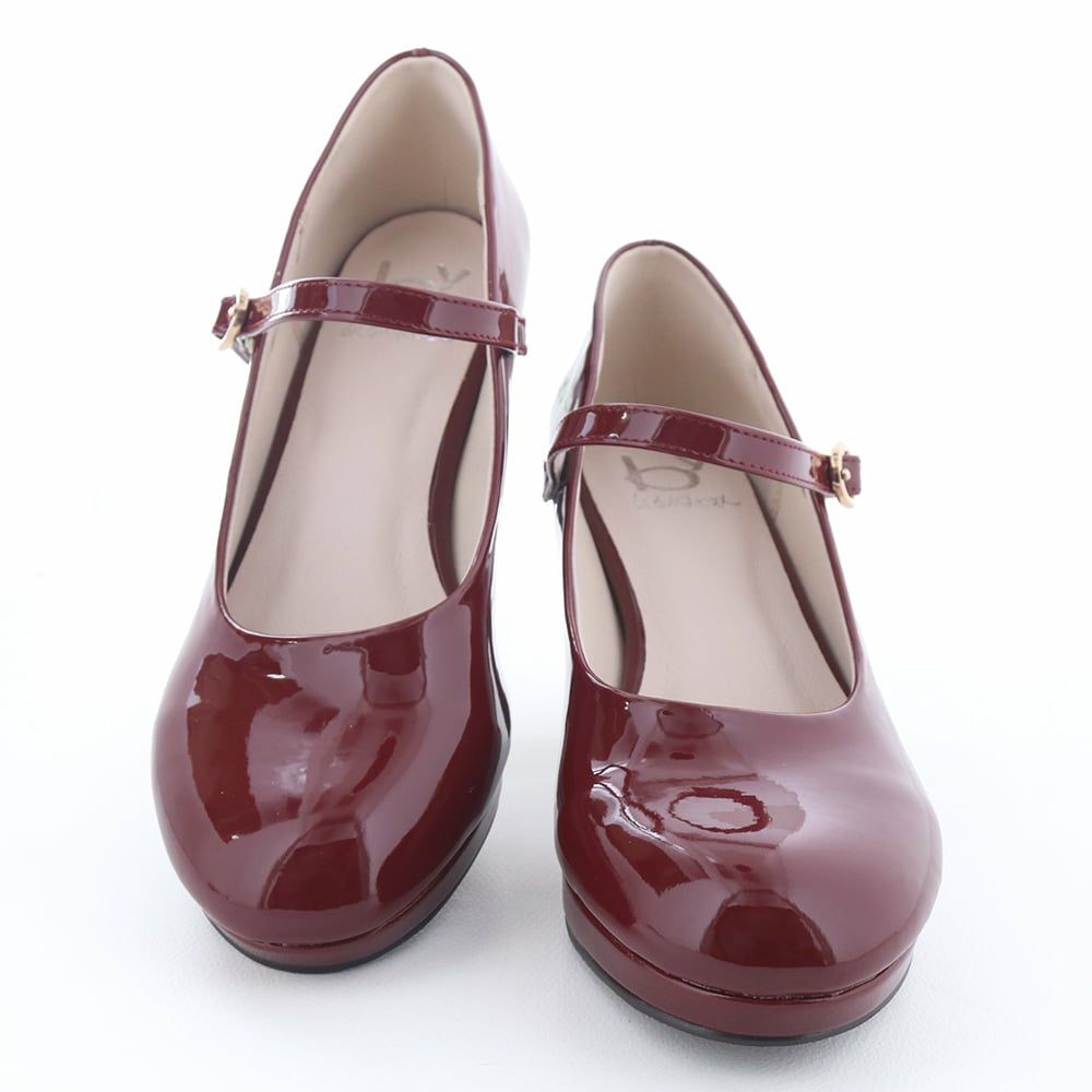 前底の厚みとストラップで履きやすさも兼ね備えた優秀デザイン