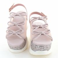 淡いカラーのリボンやチュールでガーリーにまとめた一足