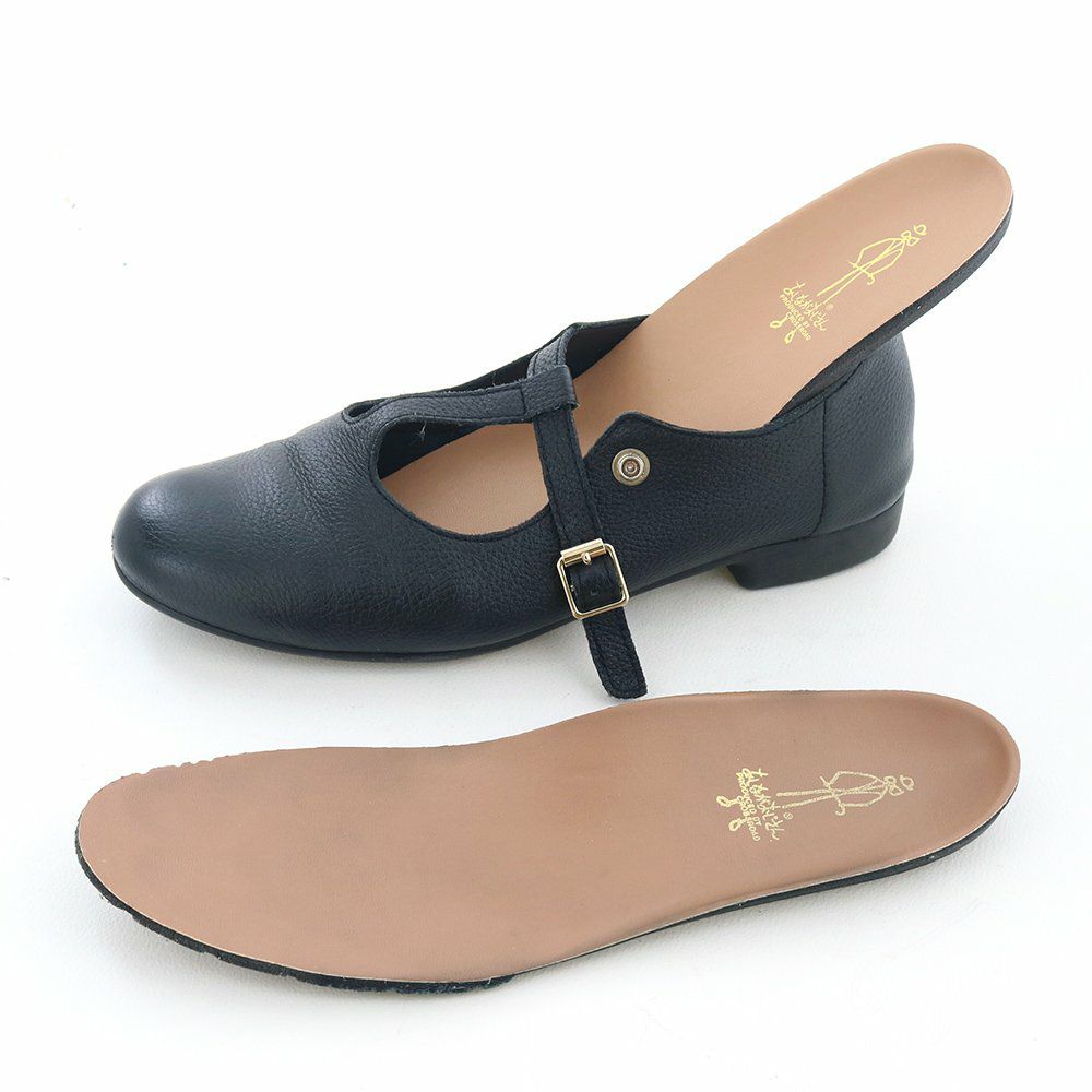 交換の際は古いカップインソールを外し、新しいものを入れてください