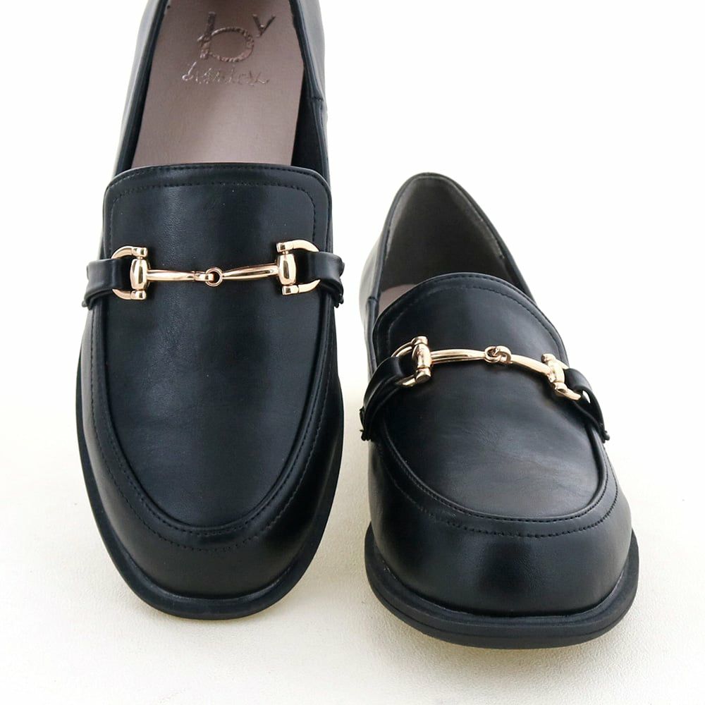 華奢な金具が上品。ほんのりクラシカルな佇まいです