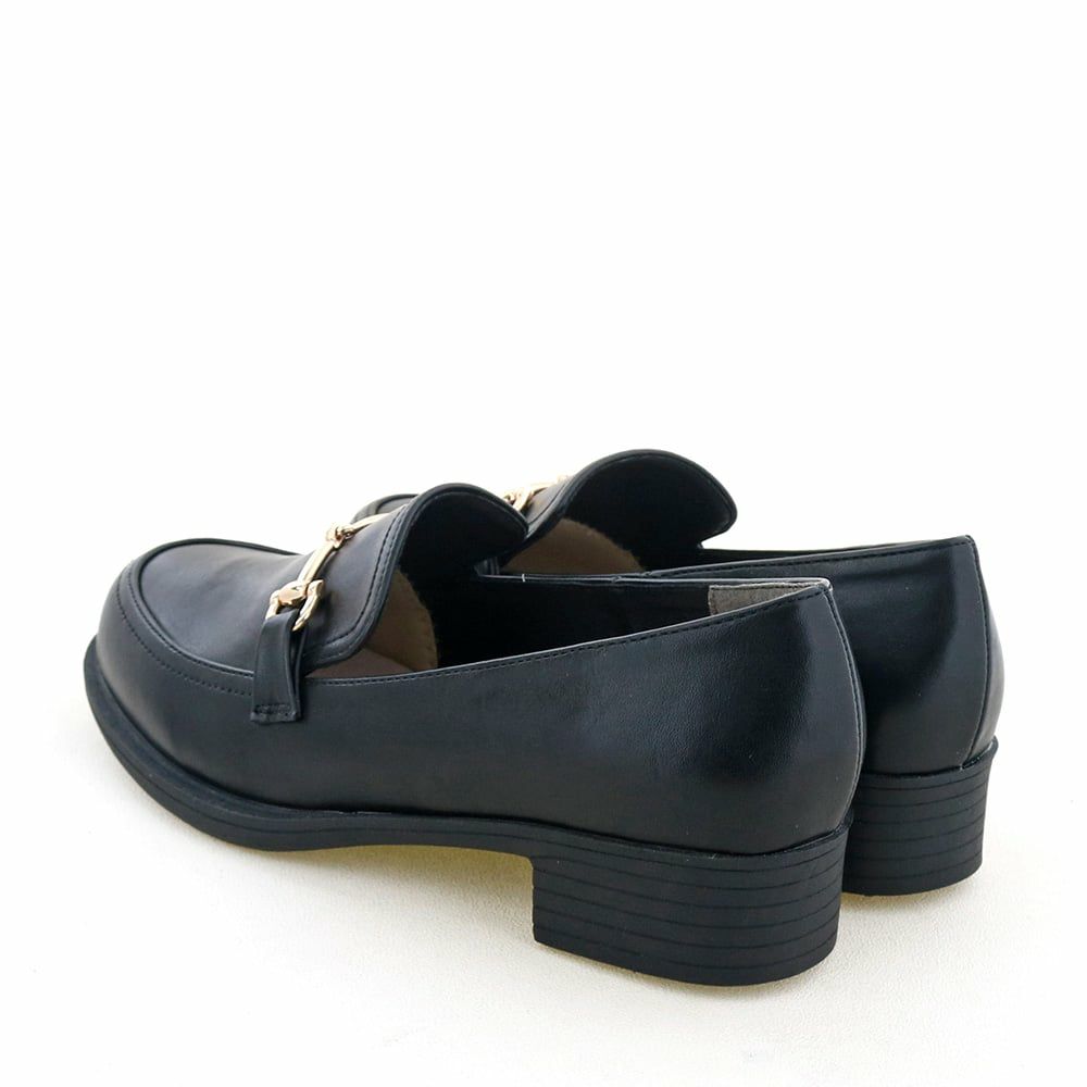 ヒール感のあるデザインできちんとした印象に（ヒールの高さ：約3.5cm）