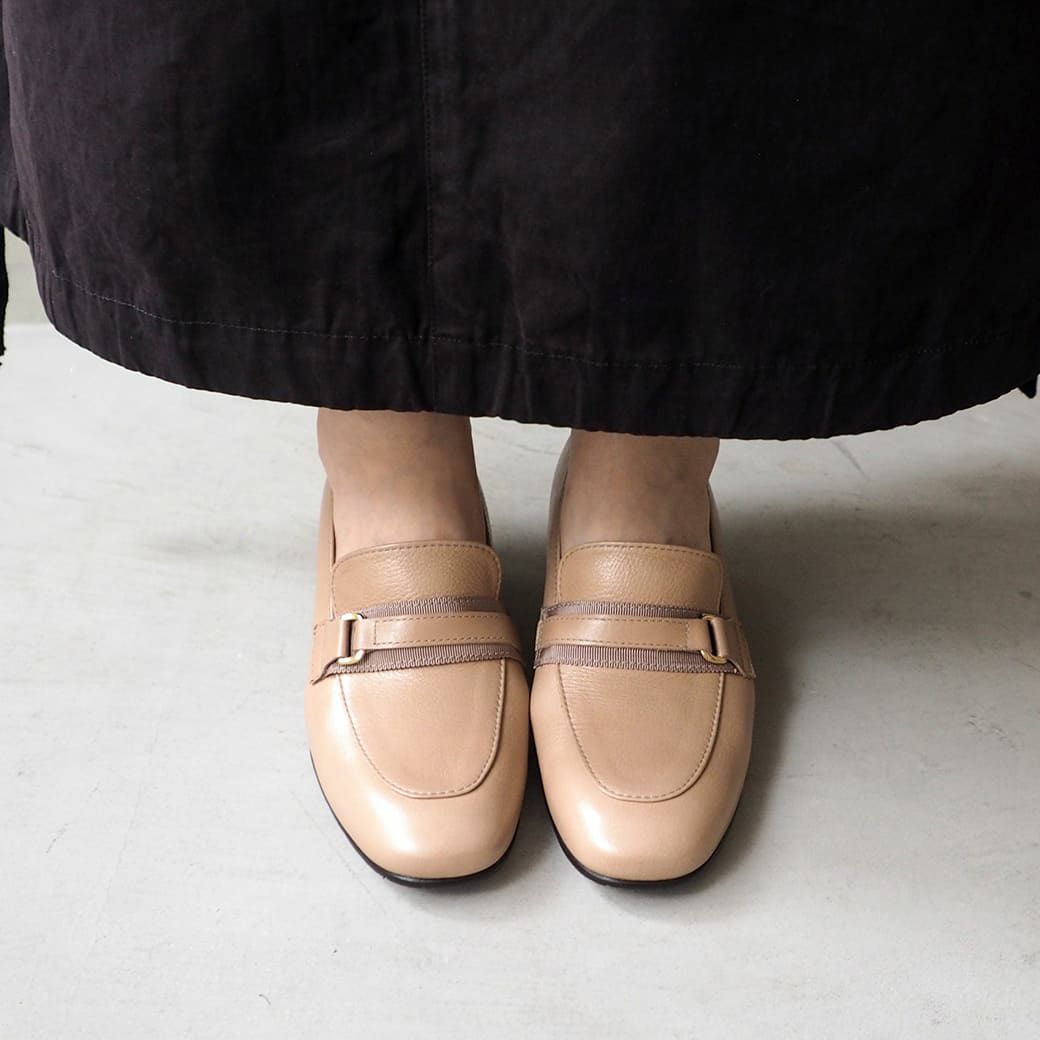 ライトグレージュ