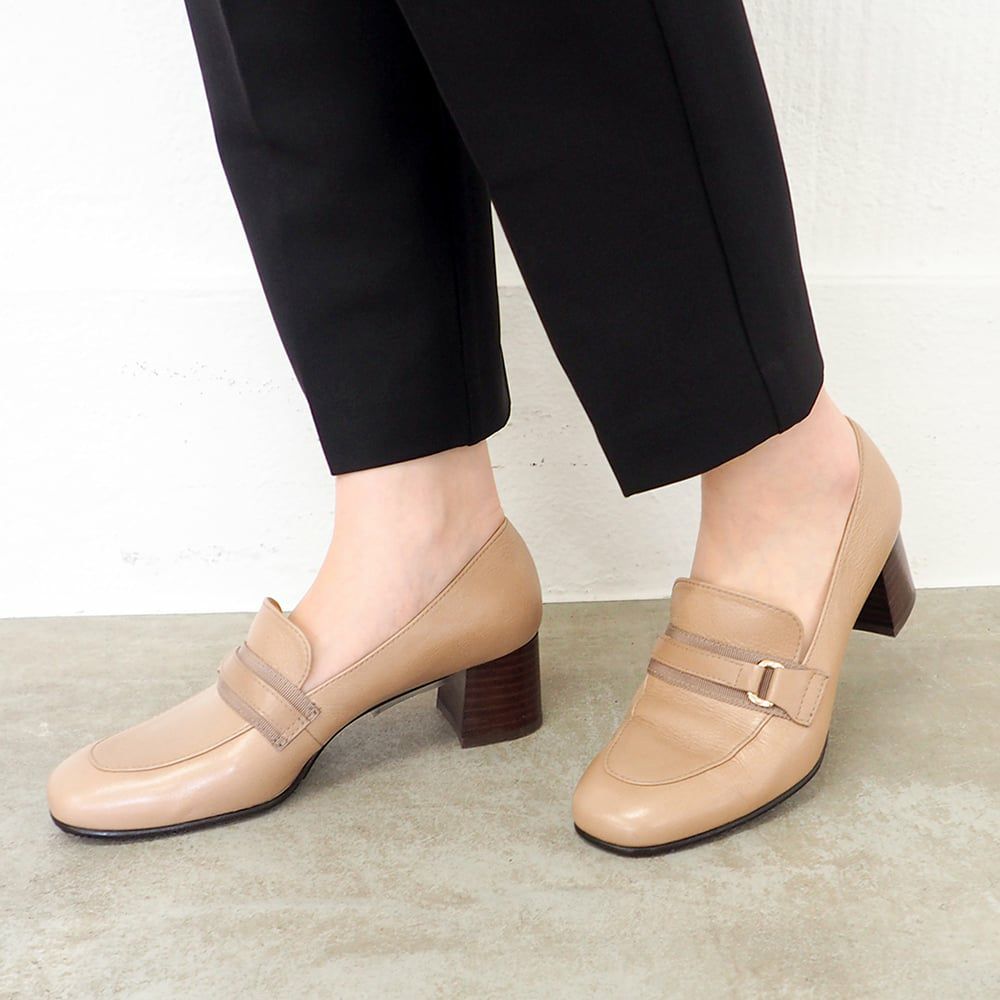 ライトグレージュ