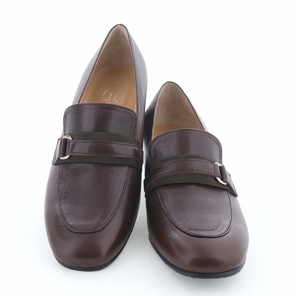 グログランリボンや金具をアクセントにフェミニンにまとめました