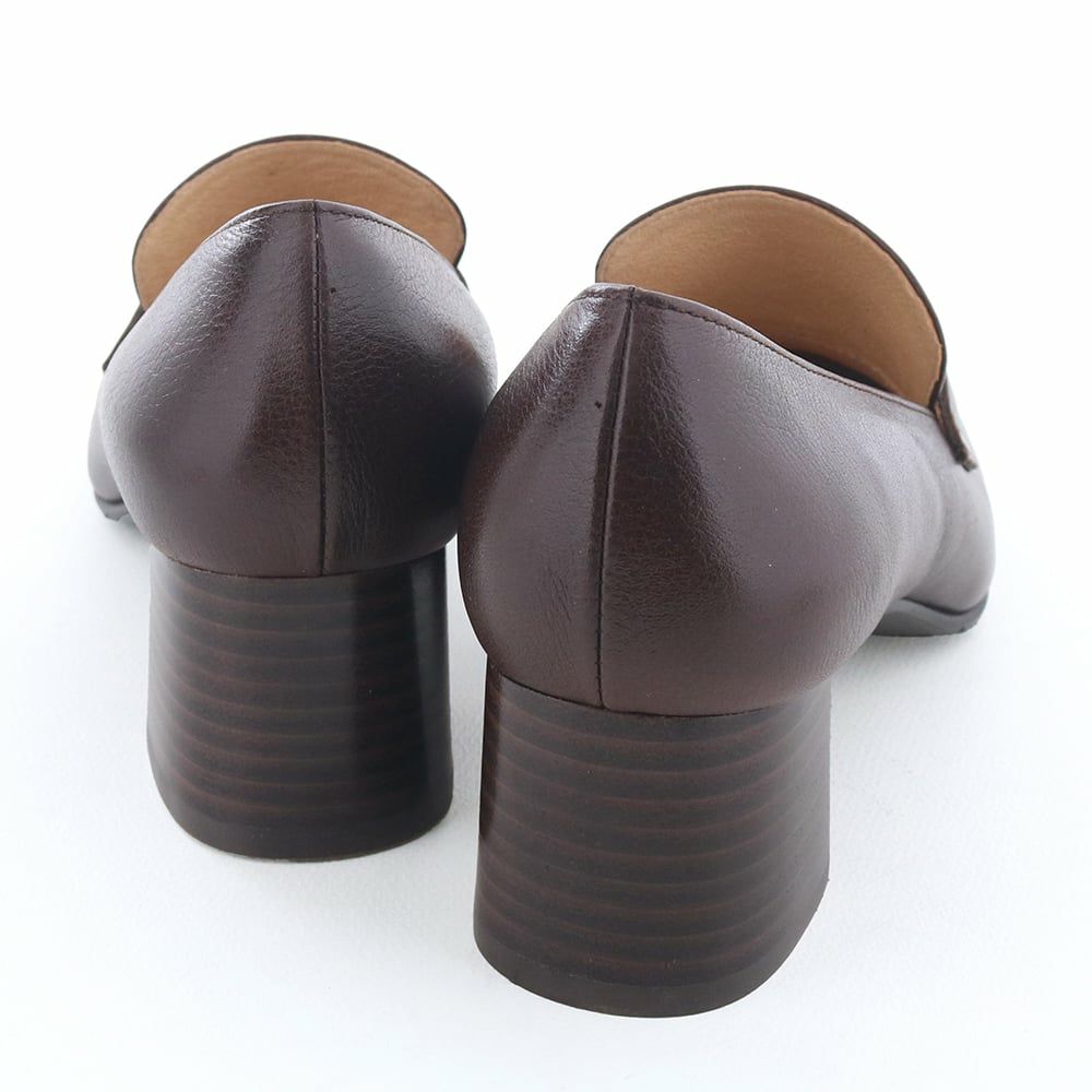 きちんと感がありつつも、歩きやすさも考慮したヒール設計もポイント