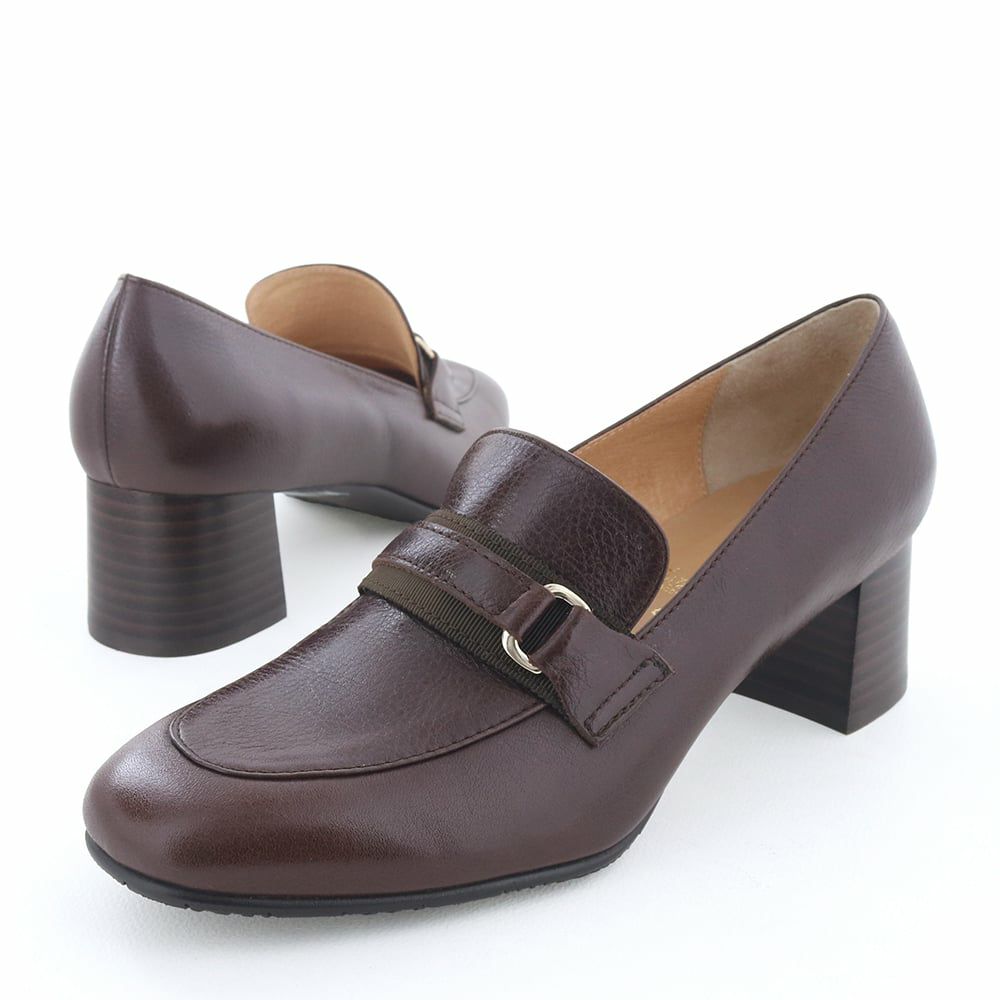 この秋の新色は「チョコレート」。深みブラウンでオンにも映える一足です