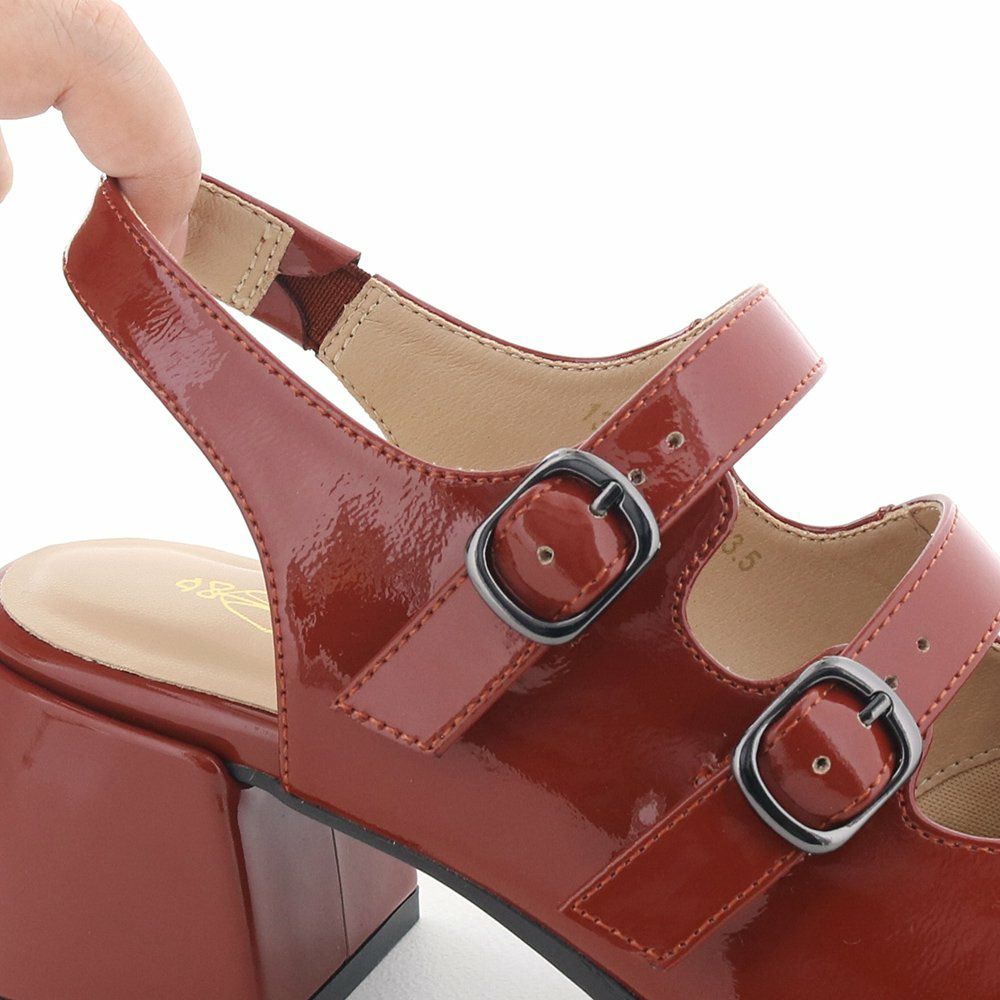 甲ストラップ、バックストラップは全てゴム入りでするっと足を入れられます