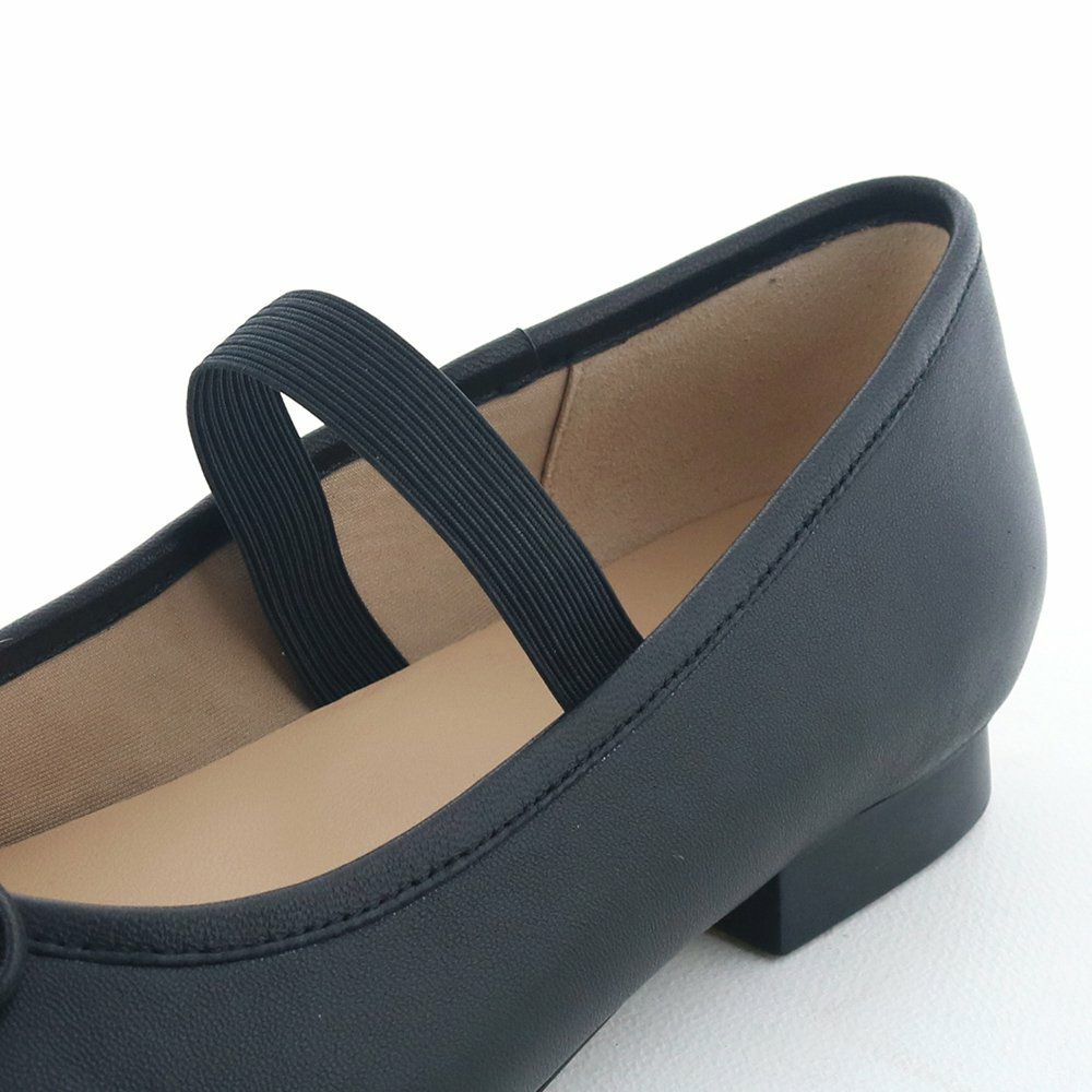 やわらかなゴムストラップ付き。踏んで履いてもOK