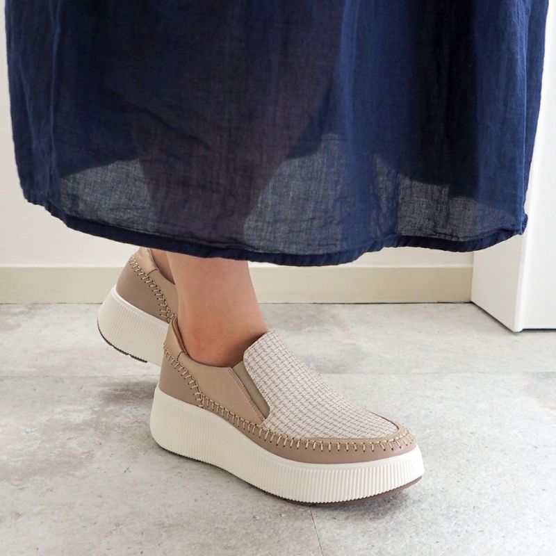 ライトベージュ