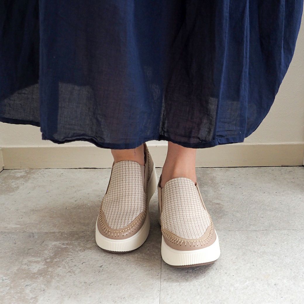 ライトベージュ