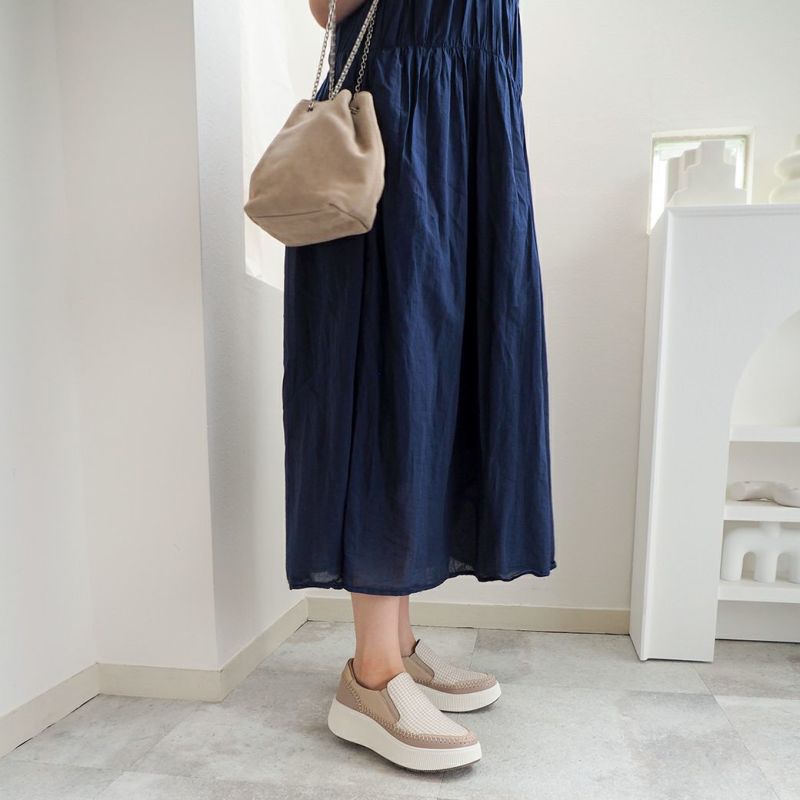 ライトベージュ