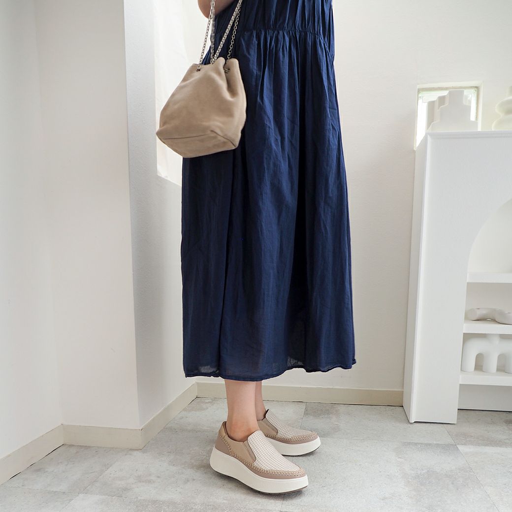 ライトベージュ